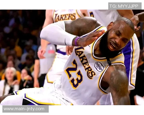 詹姆斯标志性时刻引争议为何选择如此低级的方式赚钱