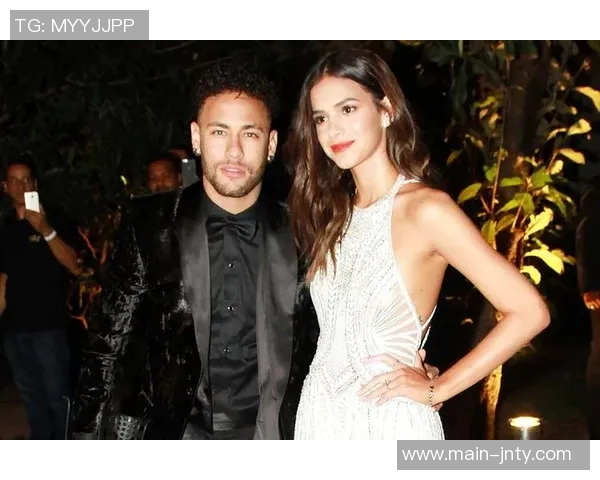 内马尔与女友布鲁娜携手庆祝圣诞节温馨合照中抱着两个可爱女儿