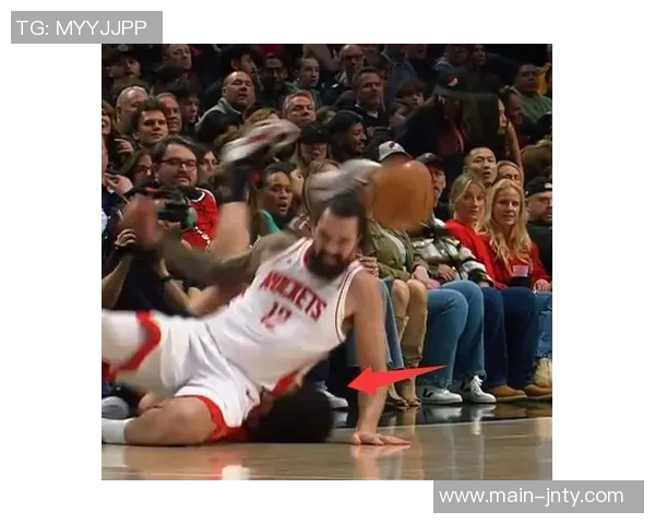 杨瀚森拼抢地板球被亚当斯压住展现强硬风格值得称赞 杨瀚森拼抢地板球被亚当斯压住展现强硬风格值得称赞