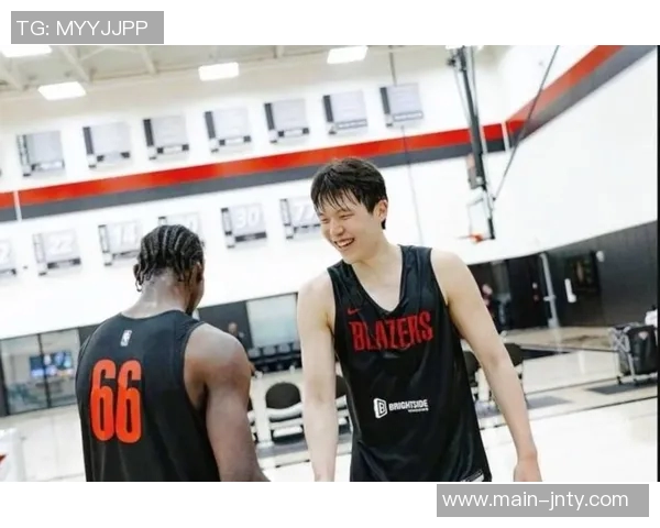 杨瀚森顺利通过脑震荡检查开拓者队士气恢复无碍继续征战