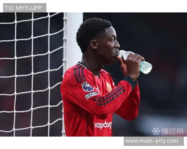 曼晚报道：弗莱彻首日与舍什科单独交流激励球员士气提升