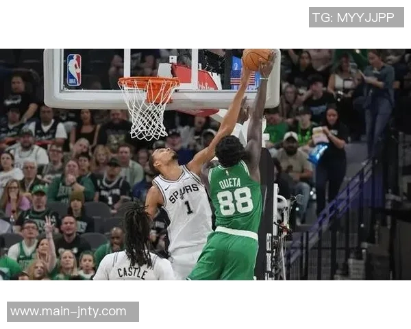 马刺克绿军小白鼓励球队奋勇前行展现拼搏精神与团结力量